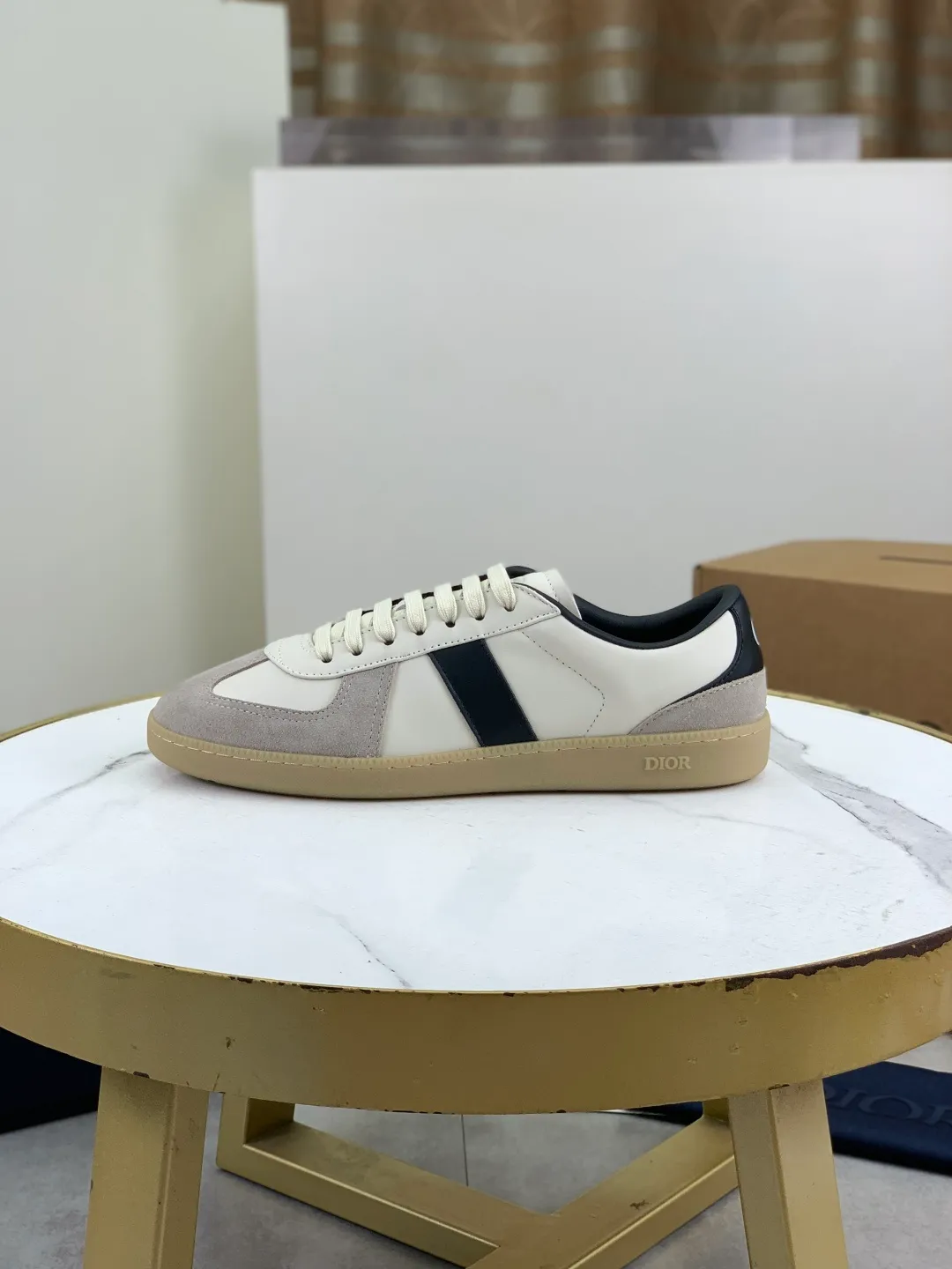 Men's men's shoes 💰P542 New Dior B01 top version of moral training shoes! ! ! White first-layer cowhide, fully oiled upper, original TPU molded outsole. New to the Fall 2025 collection, this sneaker marks the return of Dior’s classic style, reinterpreted in a stylish and elegant silhouette. Crafted from white smooth first-grain cowhide with a tonal silk sheepskin lining, it features the Dior logo on the tongue and inner sides, and a CD icon on the heel. Paired with Tpu anti-slip soles of the same color, it can be matched with various styles to create a sophisticated look.  Code number: 39-45 Complete package with airplane box
